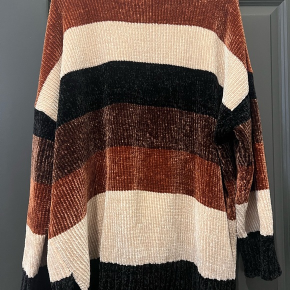 The Jesse Sweater - Picture 5 of 5